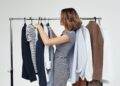 10 piese vestimentare esentiale in garderoba oricarei femei