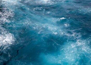 Explorand enigmele din adancurile oceanului: de la triunghiul Bermudelor la Marea Neagra