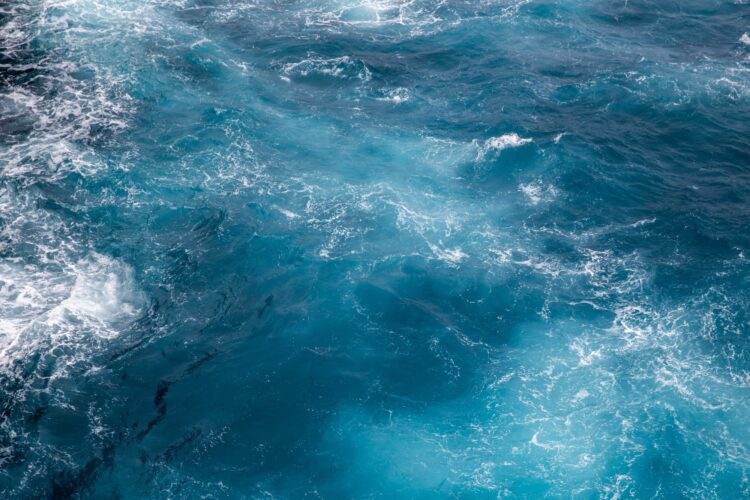 Explorand enigmele din adancurile oceanului: de la triunghiul Bermudelor la Marea Neagra