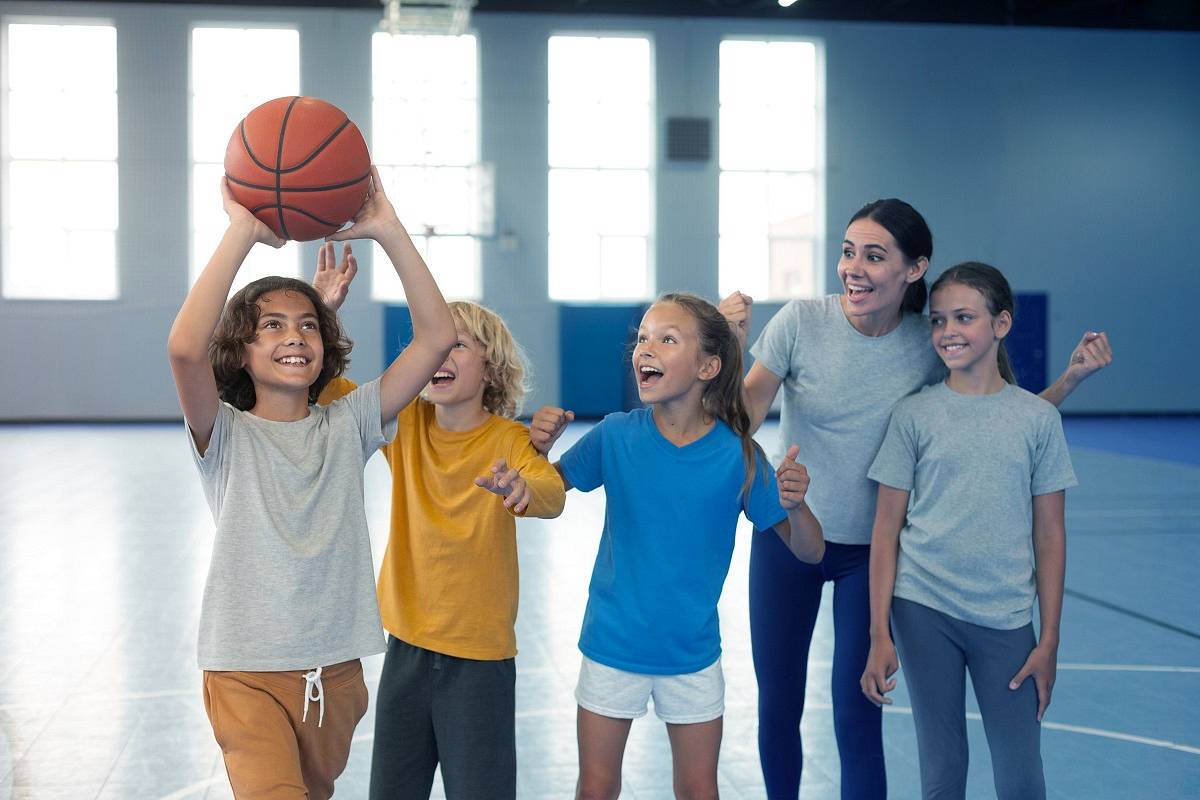 Cum să încurajezi pasiunea pentru sport în rândul copiilor: fotbal, tenis şi biciclete